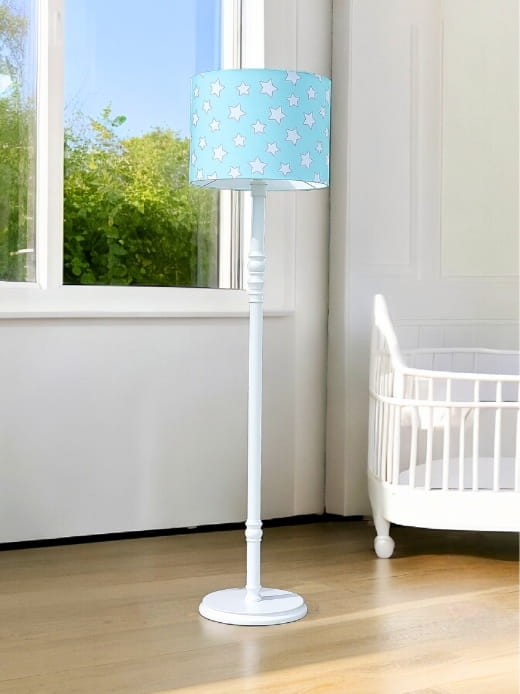 lampa podłogowa biała z miętowym kloszem w gwiazdki