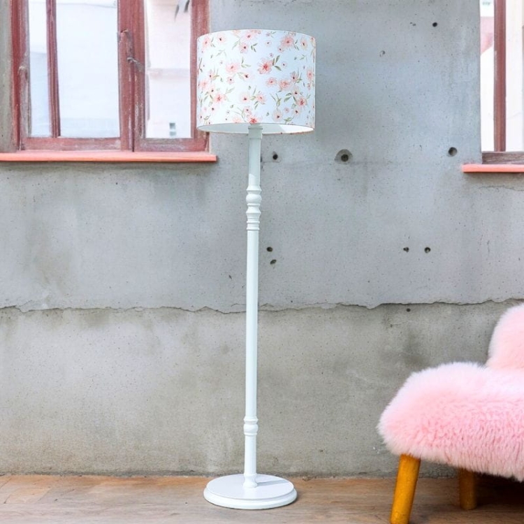 lampa podłogowa biała z abażurem w pastelowe kwiatki