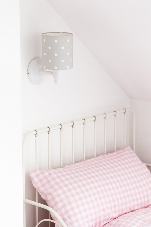 Kinkiet szary w kropki Lovely Dots Grey – lampka nocna ścienna dla dzieci, idealna do pokoju chłopca i dziewczynki, wykonana z bawełny i drewna bukowego.