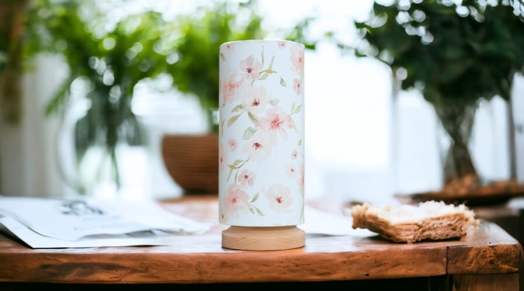 lampka nocna biała w pastelowe kwiatki do pokoju dziewczynki