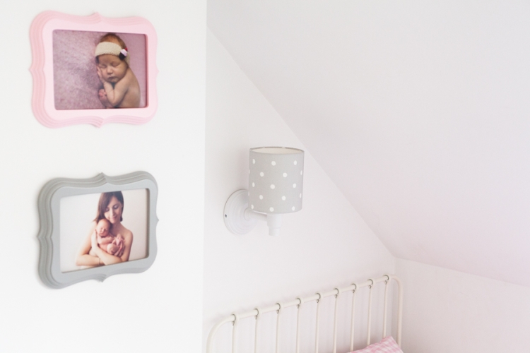 Kinkiet szary w kropki Lovely Dots Grey – lampka nocna ścienna dla dzieci, idealna do pokoju chłopca i dziewczynki, wykonana z bawełny i drewna bukowego.