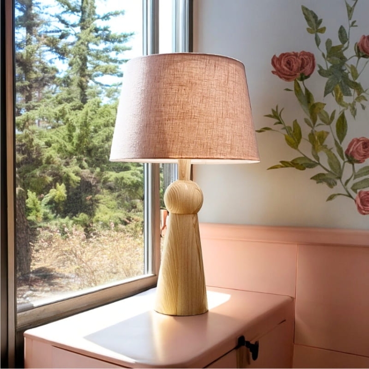piękna drewniana lampa stołowa z lnianym abażurem
