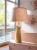 Lampa stojąca Doll Ashwood Powder z ręcznie toczonym drewnem jesionowym i pudrowym lnianym kloszem – elegancka lampa do wnętrz w stylu boho i vintage.