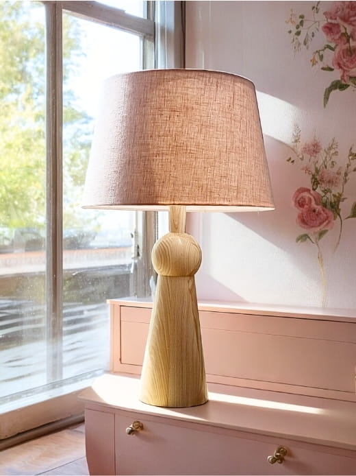 Lampa stojąca Doll Ashwood Powder z ręcznie toczonym drewnem jesionowym i pudrowym lnianym kloszem – elegancka lampa do wnętrz w stylu boho i vintage.