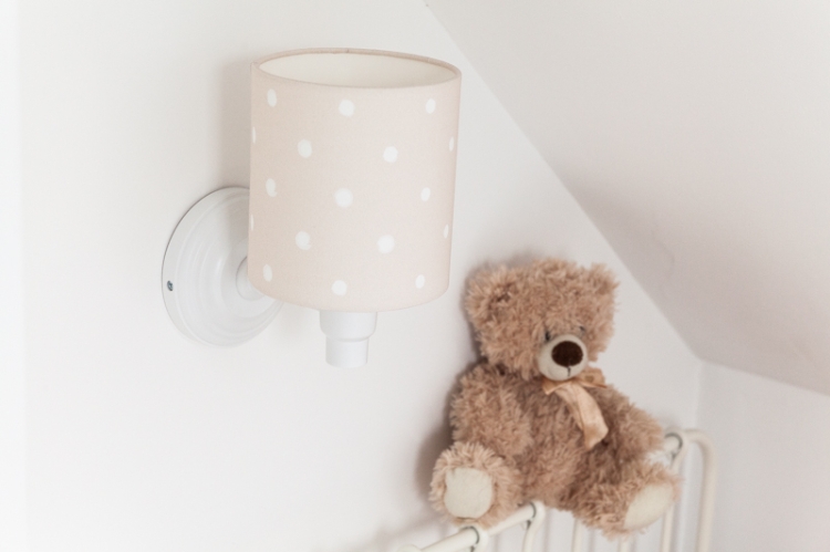 Kinkiet beżowy w białe kropki Lovely Dots, idealna lampka nocna ścienna dla pokoju dziecka, chłopca lub dziewczynki.