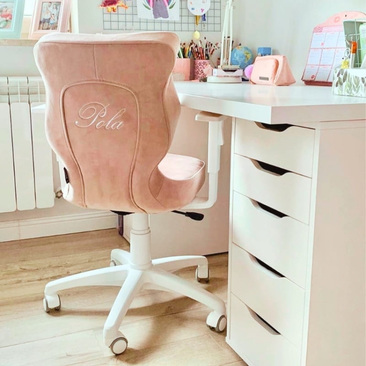 pudrowe krzesło do biurka Velvet Rosa Duo – widok z przodu