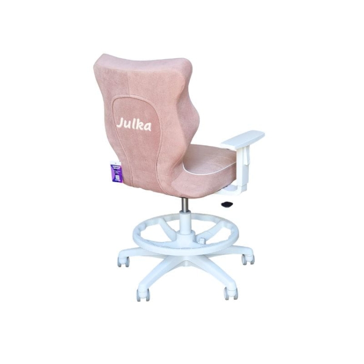 eleganckie krzesło ergonomiczne w kolorze pudrowego różu z haftem personalizowanym