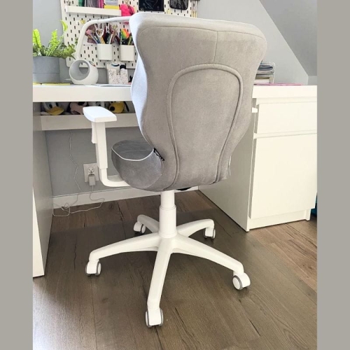 szare krzesło ergonomiczne Pure Grey Duo do pokoju chłopca z białą lamówką