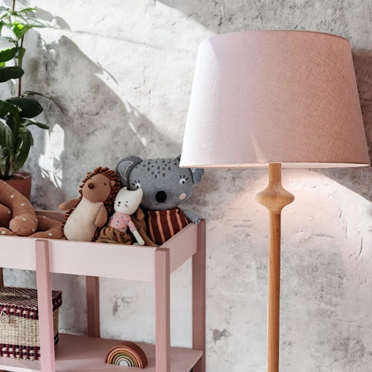 Lampa retro-modern Powder Vibe – drewno bukowe i lniany abażur