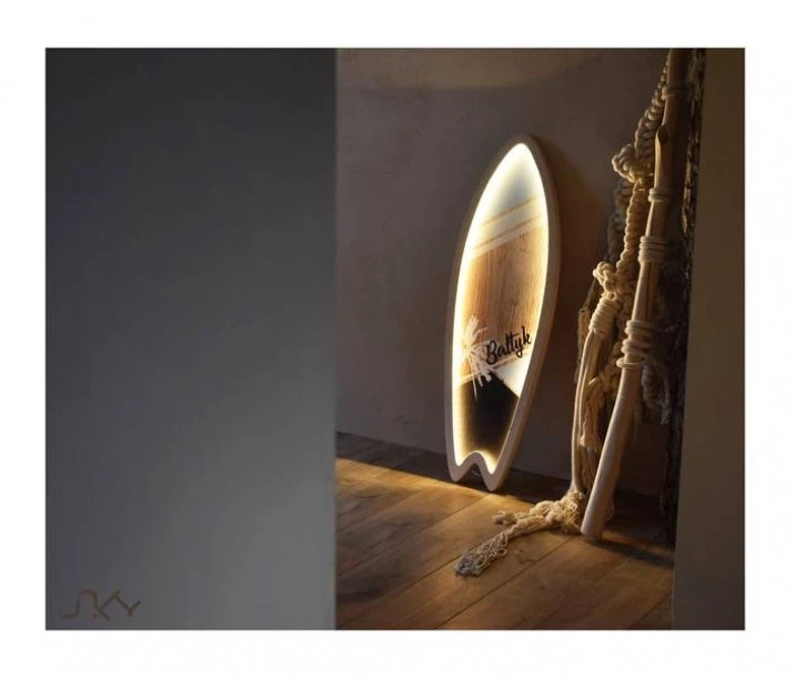 drewniana duża lampa na ścianę deska surfingowa