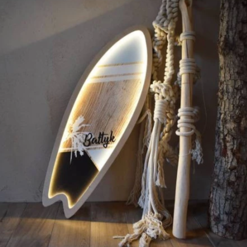 drewniana duża lampa na ścianę deska surfingowa