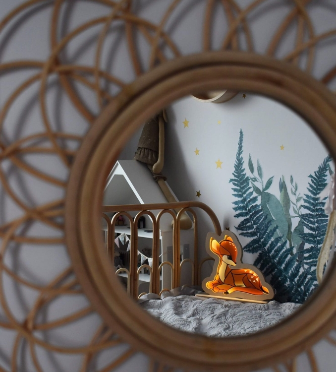 Drewniana lampka nocna Jelonek Bambi, idealna do pokoju dziecięcego, inspirowana bajką Disneya.