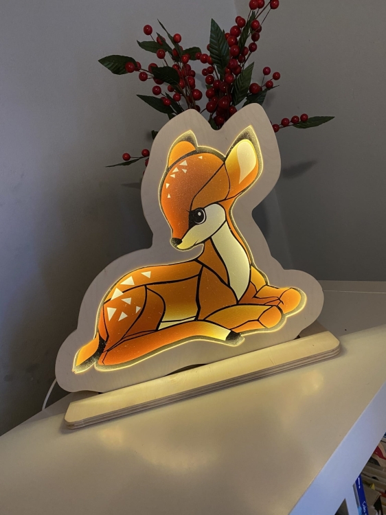 Drewniana lampka nocna Jelonek Bambi, idealna do pokoju dziecięcego, inspirowana bajką Disneya.
