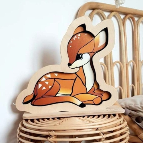Drewniana lampka nocna Jelonek Bambi, idealna do pokoju dziecięcego, inspirowana bajką Disneya.