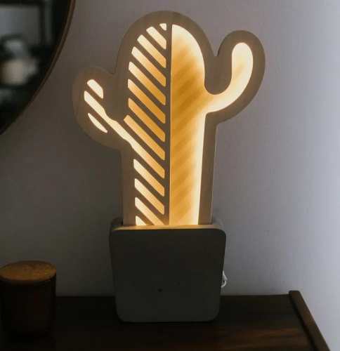 "Lampka nocna Kaktus z betonu i sklejki brzozowej, idealna do nowoczesnych wnętrz