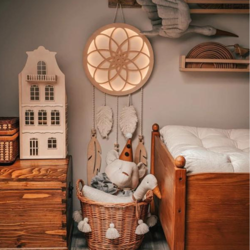 Lampka nocna dla dzieci Łapacz Snów, styl boho, wykonana ze sklejki brzozowej i bawełnianego sznurka.