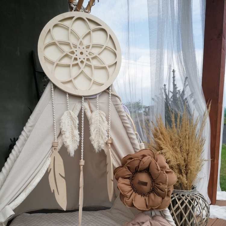 Lampka nocna dla dzieci Łapacz Snów, styl boho, wykonana ze sklejki brzozowej i bawełnianego sznurka.