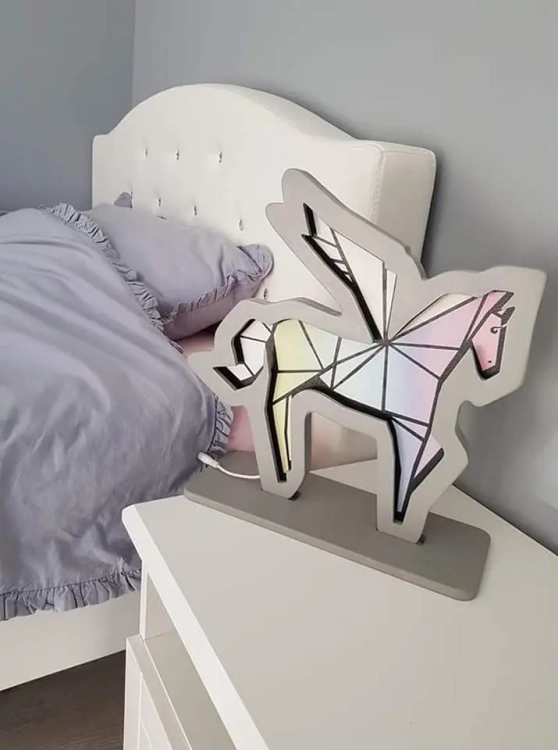 drewniana lampka dla dzieci koń ze skrzydłami