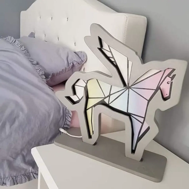 drewniana lampka dla dzieci koń ze skrzydłami