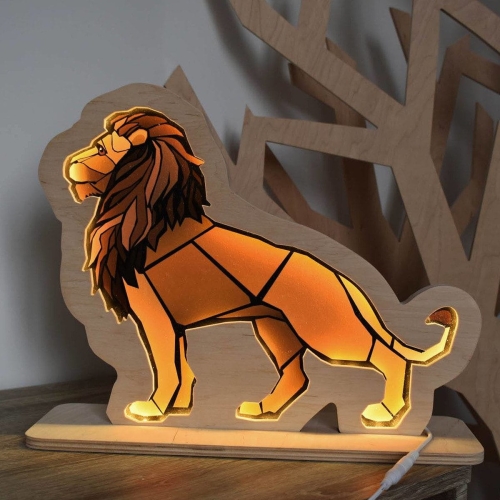 Drewniana lampka nocna LED w kształcie lwa, świecąca ciepłym światłem, idealna do dekoracji i oświetlenia pokoju dziecięcego w stylu naturalnym.