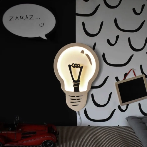 Stylowa lampka ścienna w kształcie żarówki, wykonana ze sklejki brzozowej, świecąca ciepłym światłem LED, idealna do wnętrz w stylu industrialnym lub loftowym.