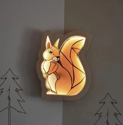 Drewniana lampka nocna LED w kształcie wiewiórki, wykonana ze sklejki, świecąca ciepłym światłem, zamontowana na ścianie w pokoju dziecięcym, idealna dla małych miłośników natury