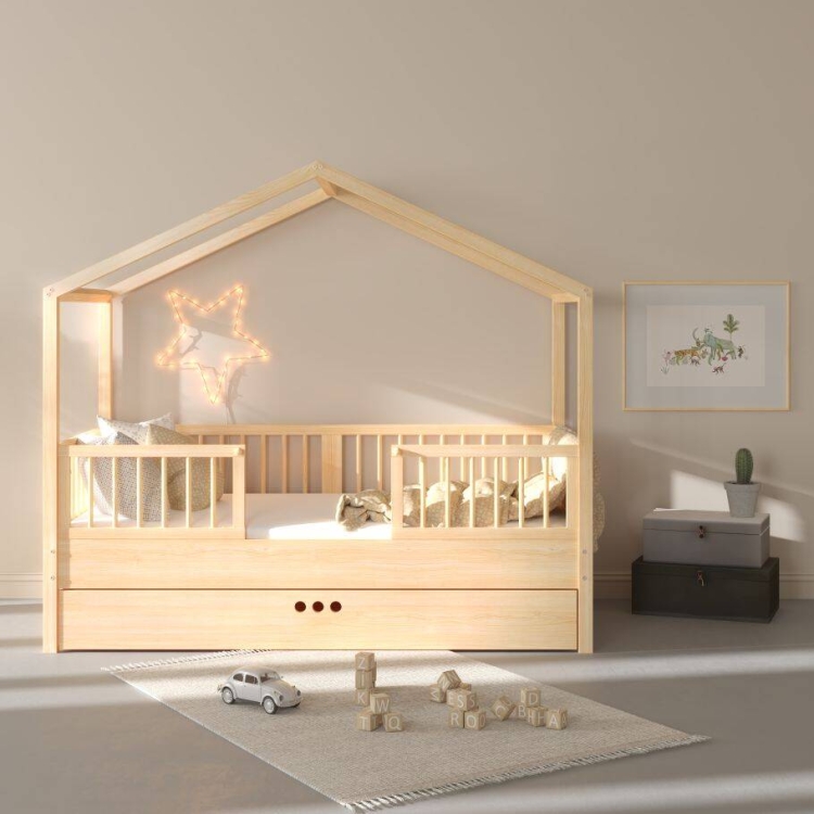 Łóżko domek Dream Nest Pine z drewna sosnowego, w stylu Montessori, z barierkami ochronnymi i regulowanym poziomem leżyska, idealne dla dzieci w wieku od 18 miesięcy.