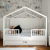 Łóżko domek Dream Nest Snow z białego drewna, w stylu Montessori, z barierkami ochronnymi i regulowanym poziomem leżyska, idealne dla dzieci w wieku od 18 miesięcy.