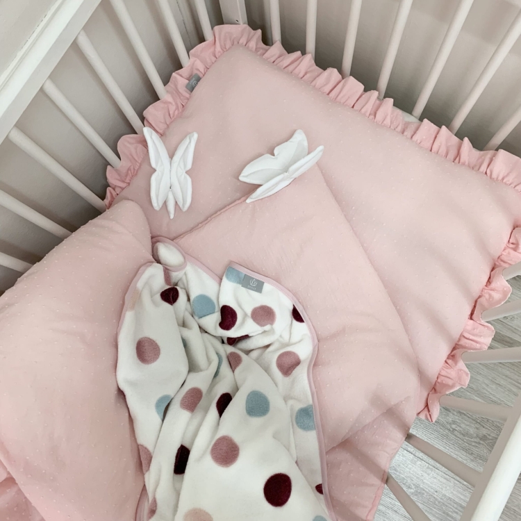 Pościel plumeti w kolorze pudrowego różu z falbanką, wykonana ze 100% bawełny, idealna dla niemowląt, dzieci i nastolatków, z eleganckim i subtelnym wzorem.