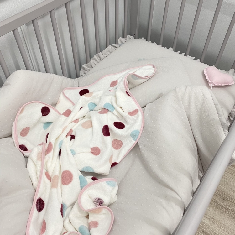 Pościel plumeti w kolorze jasnoszarym z falbanką, wykonana ze 100% bawełny, idealna dla niemowląt, dzieci i nastolatków, z eleganckim i subtelnym wzorem.