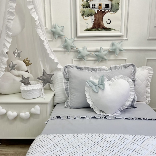 Elegancka porcelanowa szara pościel z podwójną falbanką i koronką, wykonana ze 100% bawełny o satynowym wykończeniu, idealna dla dzieci i dorosłych, zapewniająca wyjątkowy komfort i styl.