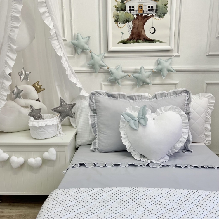 Elegancka porcelanowa szara pościel z podwójną falbanką i koronką, wykonana ze 100% bawełny o satynowym wykończeniu, idealna dla dzieci i dorosłych, zapewniająca wyjątkowy komfort i styl.
