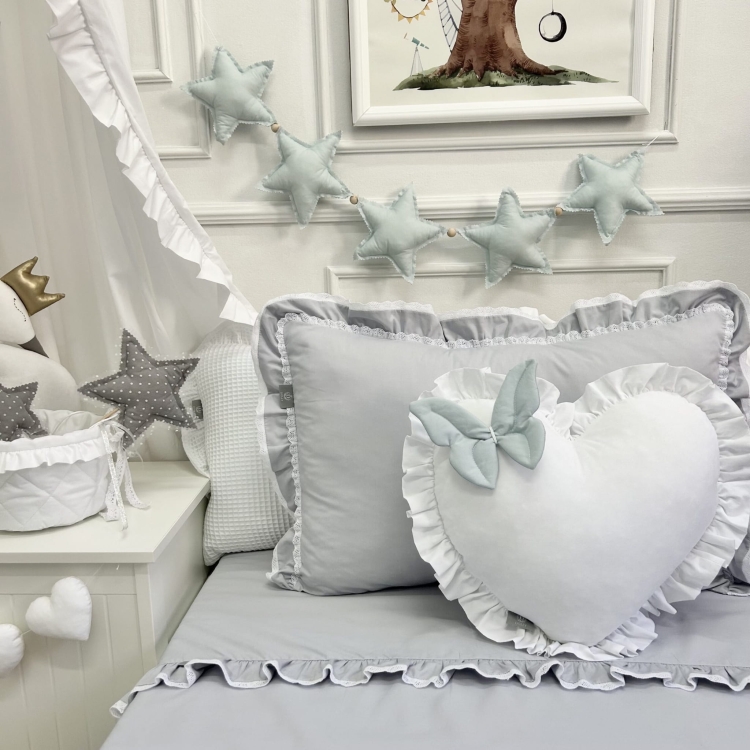 Elegancka porcelanowa szara pościel z podwójną falbanką i koronką, wykonana ze 100% bawełny o satynowym wykończeniu, idealna dla dzieci i dorosłych, zapewniająca wyjątkowy komfort i styl.
