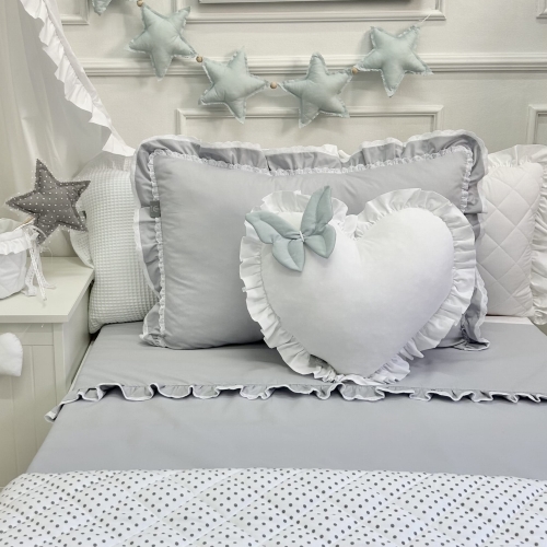Elegancka porcelanowa szara pościel z podwójną falbanką i koronką, wykonana ze 100% bawełny o satynowym wykończeniu, idealna dla dzieci i dorosłych, zapewniająca wyjątkowy komfort i styl.