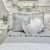 Elegancka porcelanowa szara pościel z podwójną falbanką i koronką, wykonana ze 100% bawełny o satynowym wykończeniu, idealna dla dzieci i dorosłych, zapewniająca wyjątkowy komfort i styl.