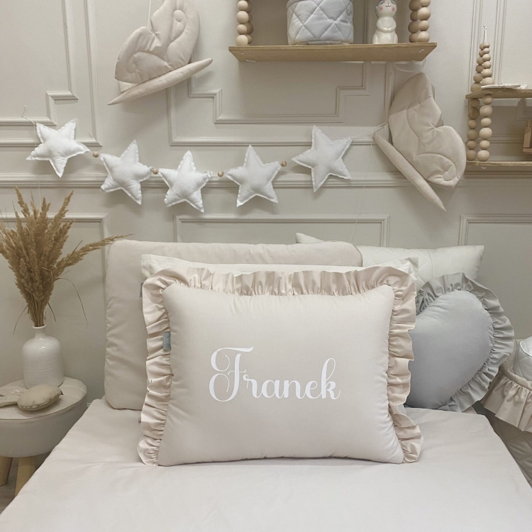 Elegancka poduszka z falbanką i motylkiem, personalizowana na zamówienie