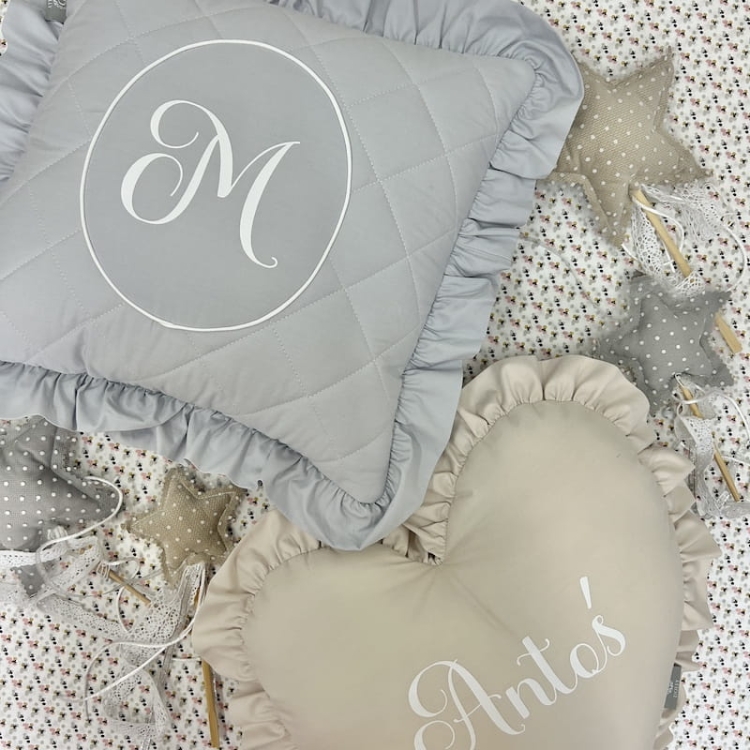 prezent na baby shower poduszka z inicjałem