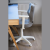 szare velvetowe krzesło do biurka ergonomiczne