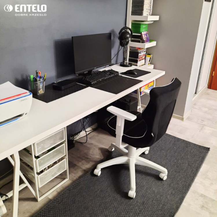 czarne krzesło ergonomiczne do nauki dla chłopca
