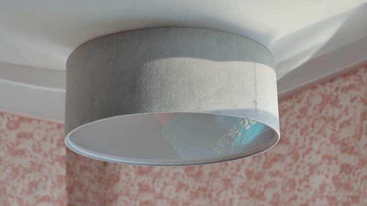 Plafon szary aksamitny Velvet Grey z trzema żarówkami i osłonką z ognioodpornej plexi, idealny do pokoju dziecka lub sypialni.
