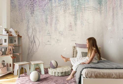 Tapeta Wisteria Kids - Cotton Candy z kwiecistym drzewem i ptakami, w pastelowych odcieniach różu i fioletu, idealna do pokoju dziecięcego.