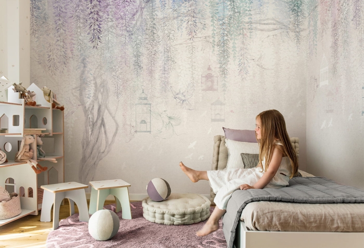 Tapeta Wisteria Kids - Cotton Candy z kwiecistym drzewem i ptakami, w pastelowych odcieniach różu i fioletu, idealna do pokoju dziecięcego.