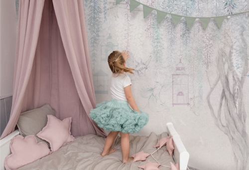 Tapeta Wisteria Kids - Mint z kwiecistym drzewem i ptakami, w pastelowych odcieniach mięty, idealna do pokoju dziecięcego.