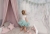 Tapeta Wisteria Kids - Mint z kwiecistym drzewem i ptakami, w pastelowych odcieniach mięty, idealna do pokoju dziecięcego.