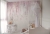 Tapeta Wisteria Kids - Pink z kwiecistym drzewem i ptakami, w pastelowych odcieniach różu, idealna do pokoju dziewczynki i nastolatki.