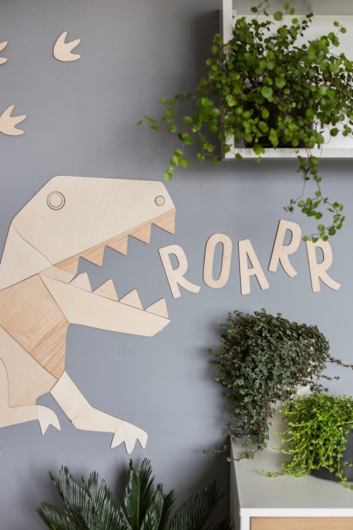 Drewniany napis ścienny "Make Some Noise ROARR"dinozaur