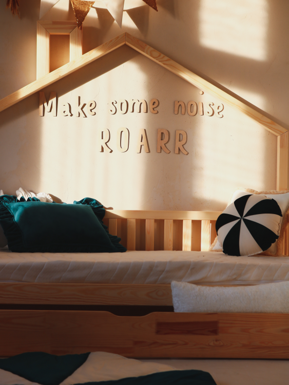 Drewniany napis ścienny "Make Some Noise ROARR"dinozaur