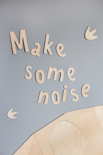 Drewniany napis ścienny "Make Some Noise ROARR"dinozaur