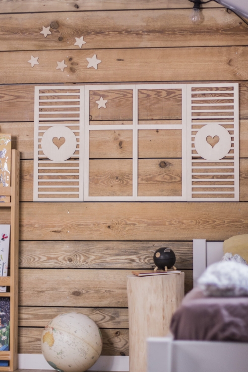 Drewniana dekoracja na ścianę w kształcie okienka, idealna do pokoju dziecka w stylu retro lub boho