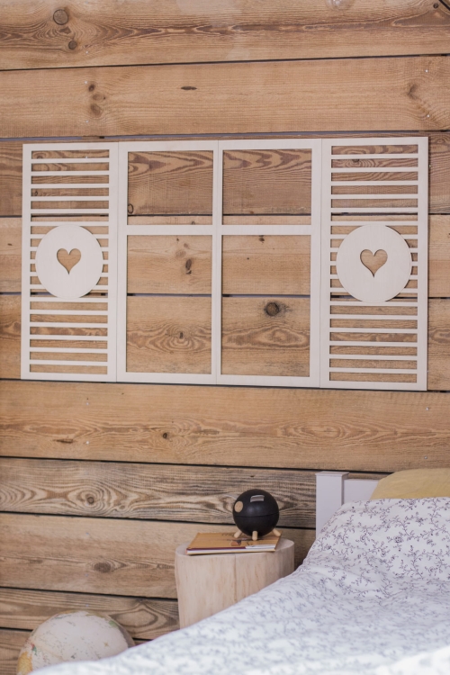 Drewniana dekoracja na ścianę w kształcie okienka, idealna do pokoju dziecka w stylu retro lub boho